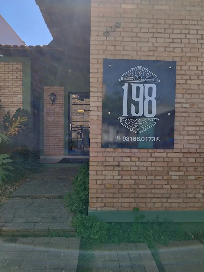 Placa da 198 na parede de tijolo